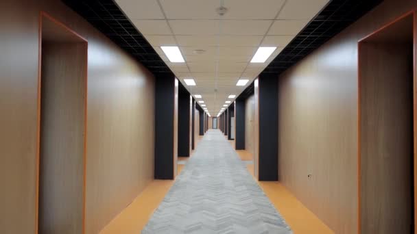 İnsansız uzun bir ofis koridoru. Bir koridorda POV 'a taşınma görüntüsü - Video, Çekim