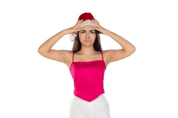 Schöne brünette Mädchen in Weihnachtsmann Hut isoliert auf weißem Hintergrund mit Kopierraum, Zeit, um Geschenke für Weihnachten und Neujahr zu kaufen, Rabatte und Verkauf  - Foto, Bild
