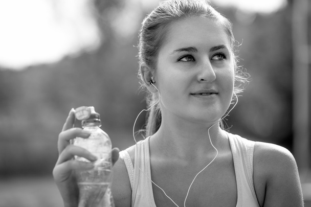 Μονόχρωμη προσωπογραφία σέξι σπορ με μπουκάλι νερό στο - Φωτογραφία, εικόνα