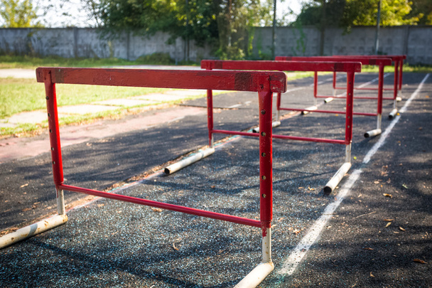 старые красные препятствия для бега с препятствиями на заброшенном стадионе
 - Фото, изображение
