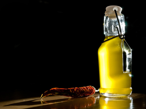 Olivenöl und Chilischote - Foto, Bild