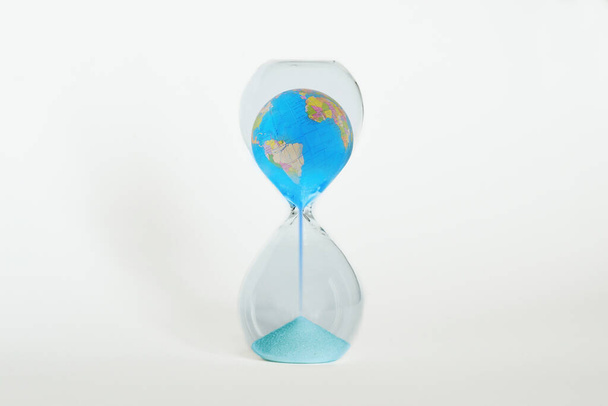 Earth planet in hourglass  - Ecology, global warming, climate change concept - Foto, Imagen