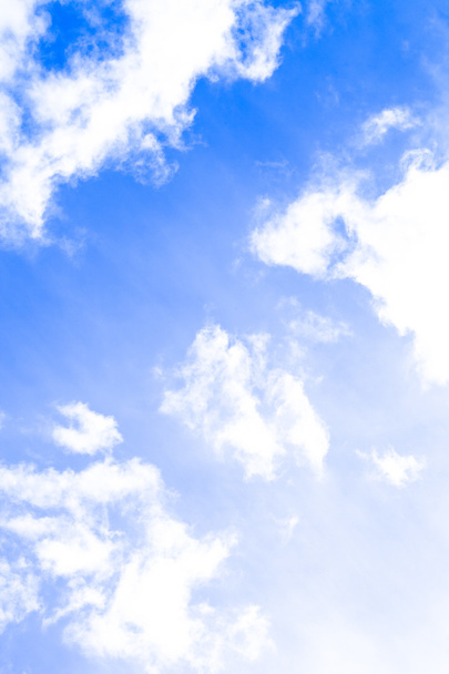 fondo azul cielo con pequeñas nubes. Teñido. Vertical
  - Foto, imagen