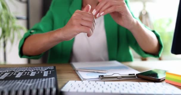 A woman in the office shows her hands thumbs up, close-up. The concept of a profitable deal, managers workplace - Footage, Video
