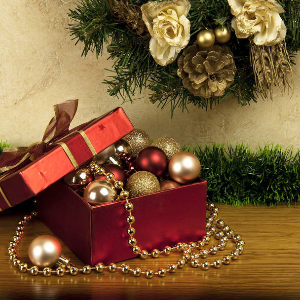 Рождественская коробка с украшением - Фото, изображение