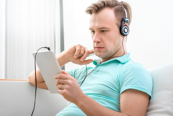 людина слухає музику
 - Фото, зображення
