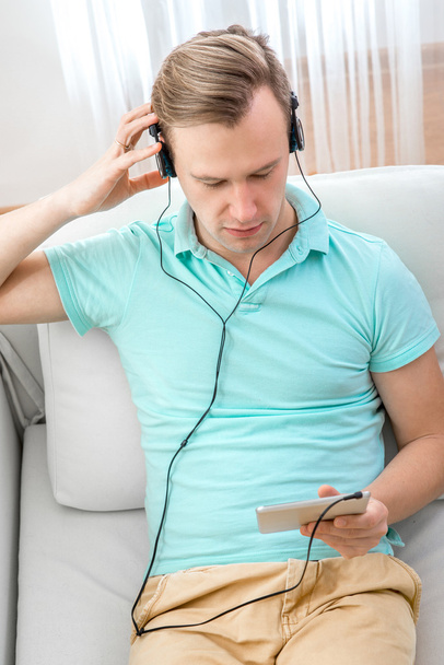 Homme écoutant la musique
 - Photo, image