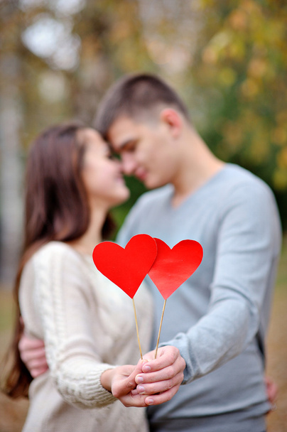 mies ja nainen pitelevät sydäntä ystävänpäivänä
 - Valokuva, kuva