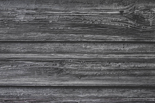 Czarna popękana farba na drewnie vintage tekstury. Pomalowane stare drewniane czerwone tło ściany. Drewniane podłoże gruntowe - Zdjęcie, obraz