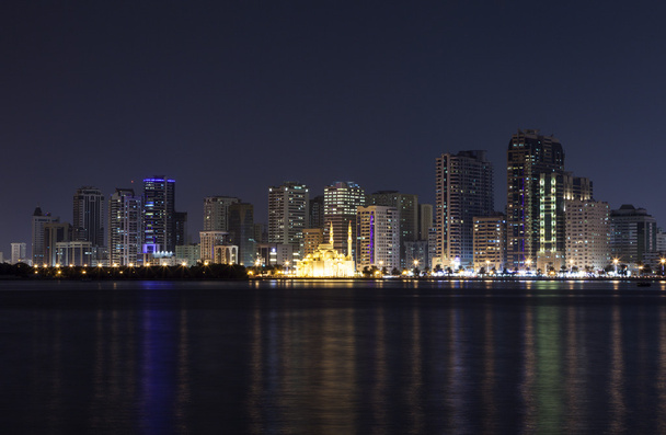 Khalid λιμνοθάλασσα και Αλ Νουρ τζαμί το βράδυ. Sharjah. Ηνωμένα Αραβικά Εμιράτα. - Φωτογραφία, εικόνα