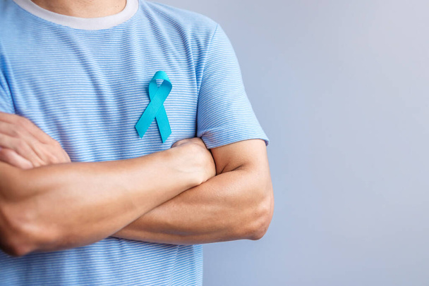 Голубая ноябрьская осведомлённость о раке простаты, Человек в голубой рубашке с Голубой лентой для поддержки жизни и болезней людей. Здравоохранение, международные мужчины, отец, диабет и Всемирный день рака - Фото, изображение