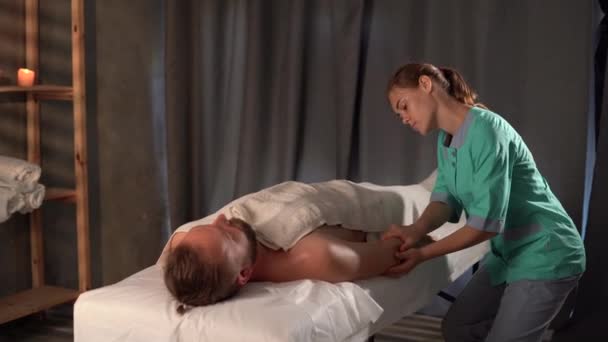 Mladý muž sportovec s sportovní masáže v lázeňském salonu profesionální terapeut relaxovat tělo zotavení hojení zranění rameno chiropraktici rameno - Záběry, video