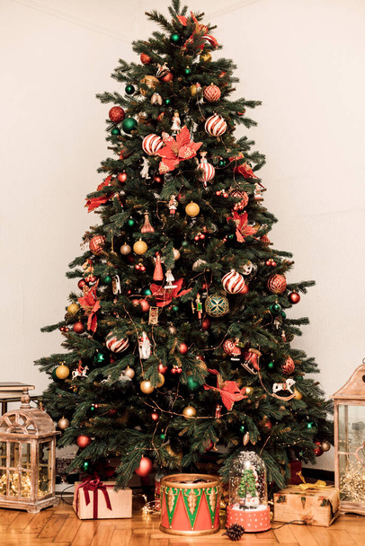 Yılbaşı oyuncaklarıyla büyük yeşil Noel ağacı. Yüksek kalite fotoğraf - Fotoğraf, Görsel