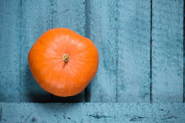 Small ripe pumpkin of different varieties on a wooden background - Foto, immagini