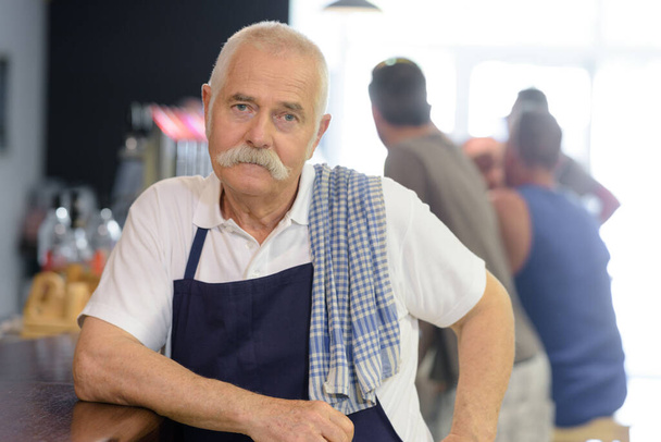 senior man working in bar - Valokuva, kuva