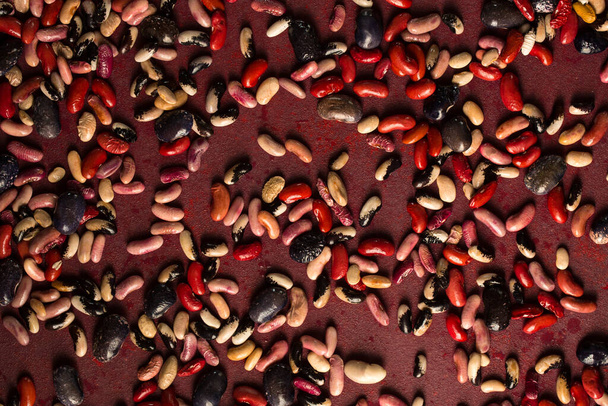 Värikkäitä orgaanisia papuja viininpunainen tausta - Valokuva, kuva