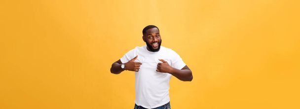 Jonge Afro-Amerikaanse man over geïsoleerde achtergrond op zoek vertrouwen met glimlach op het gezicht, wijzen zichzelf met de vingers trots en blij. - Foto, afbeelding