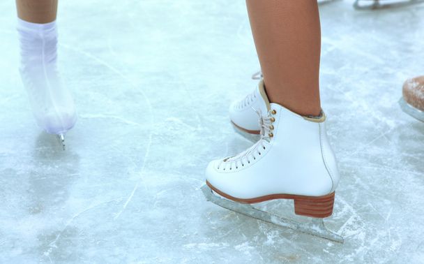 a télen jégpálya korcsolya lábak - Fotó, kép