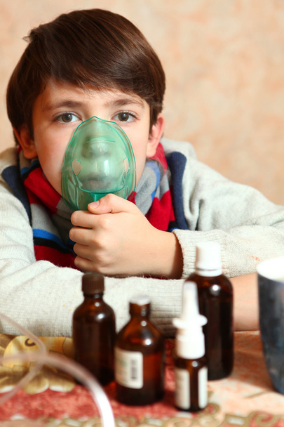 Αγόρι με ηλεκτρική συσκευή εισπνοών ως ένα επιμέλειας κατά virul ασθένεια flue - Φωτογραφία, εικόνα