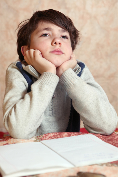 petit garçon préadolescent faire ses devoirs a des difficultés
 - Photo, image