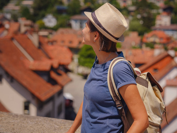 Отдыхаешь в Швейцарии, Бэрн. Леди посещает туристические объекты и достопримечательности. Женщина турист на вершине городского пейзажа вид на старый город Берн - Фото, изображение