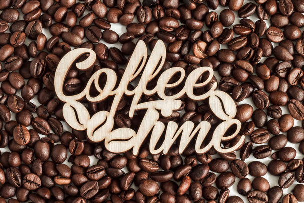 Текстура фону кавових зерен для дизайну з написом час кави. Кавові зерна розкидані на столі
 - Фото, зображення