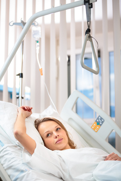Female patient in a modern hospital room - Foto, Imagen