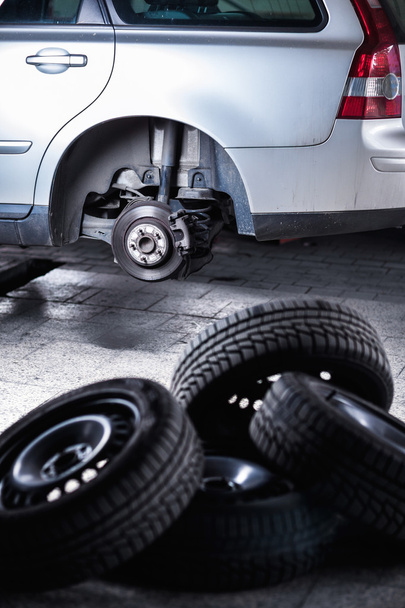 Inside a garage - changing wheels or tires - Foto, Bild