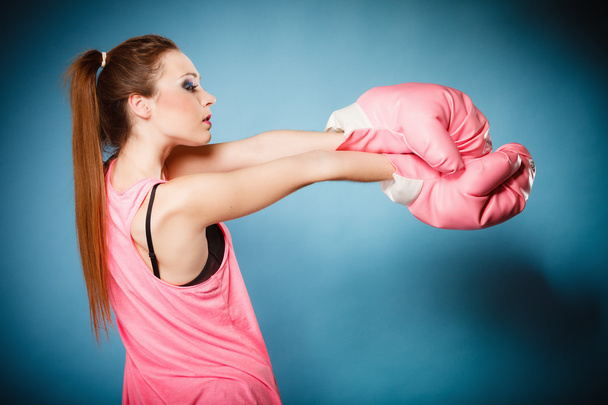 Female boxer boxing in studio - Photo, image