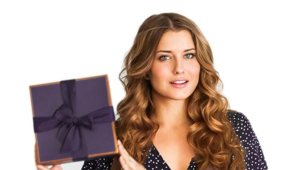 Cadeau d'anniversaire, de Noël ou de vacances, femme heureuse tenant un cadeau violet ou luxe boîte de beauté livraison par abonnement isolé sur fond blanc, portrait - Photo, image
