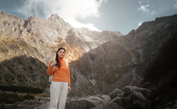 Mädchen in den Bergen. Eine Kaukasierin wandert. Konzept von Abenteuern in den Bergen. - Foto, Bild