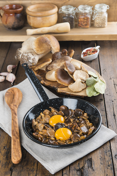 Rührei mit Champignons kochen - Foto, Bild