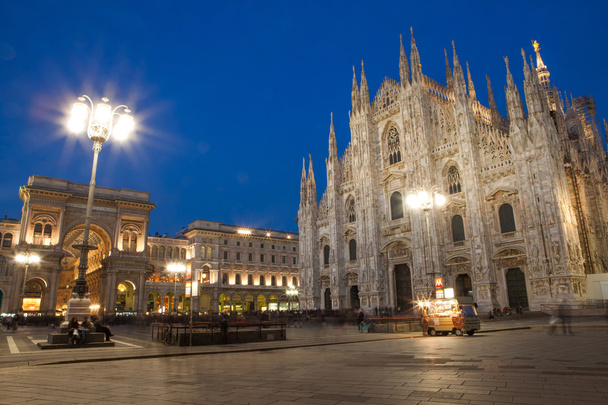 Milanon katedraali yöllä
 - Valokuva, kuva