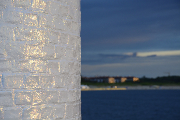 Настінний маяк, освітлений сонячним промінням
 - Фото, зображення