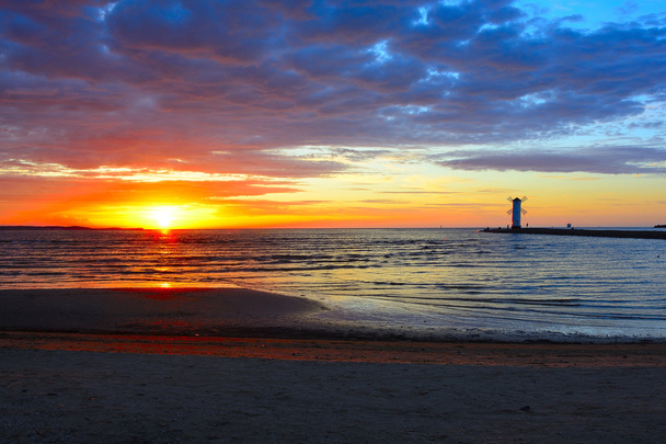Захід сонця над морем з маяком
 - Фото, зображення