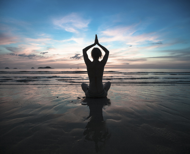 Silhueta de mulher praticando Yoga
 - Foto, Imagem