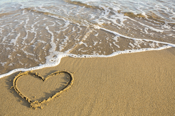 Καρδιά ζωγραφισμένη στην άμμο - Φωτογραφία, εικόνα