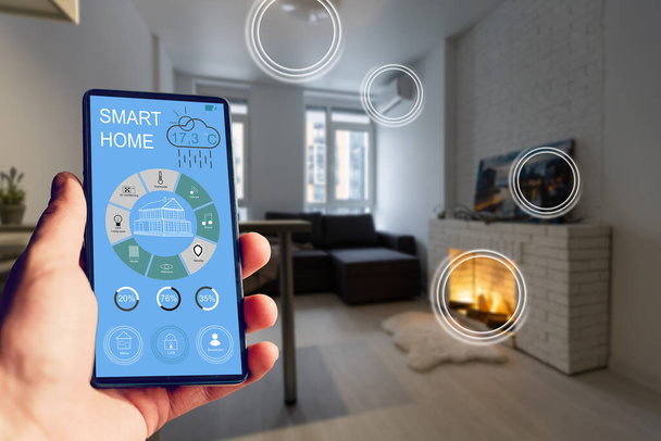 Sterowanie temperaturą ogrzewania domu za pomocą inteligentnego domu, zbliżenie telefonu. Koncepcja inteligentnego domu i aplikacji mobilnej do zarządzania inteligentnymi urządzeniami w domu. - Zdjęcie, obraz