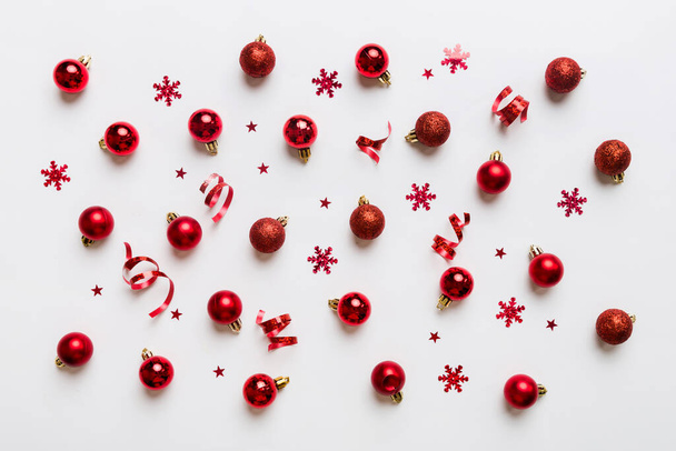 Χριστουγεννιάτικη σύνθεση. ένα μοτίβο από χριστουγεννιάτικες μπάλες σε έγχρωμο φόντο. Επίπεδη lay, top view Πρωτοχρονιά διακόσμηση. - Φωτογραφία, εικόνα