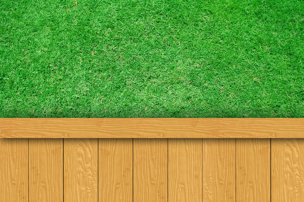 Fa deszkák zöld fűvel - Fotó, kép