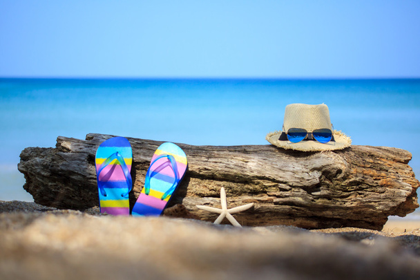 Sombrero de paja de verano con zapatillas y estrellas de mar
 - Foto, imagen