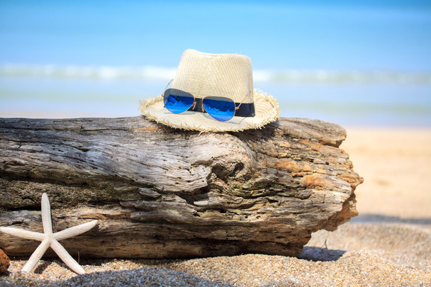 Летняя соломенная шляпа с тапочками и звездной рыбой
 - Фото, изображение