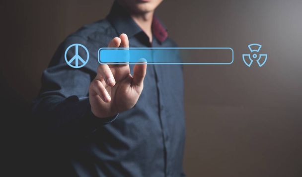 Cargando de la paz a la guerra nuclear. Hombre tocando en la pantalla - Foto, imagen