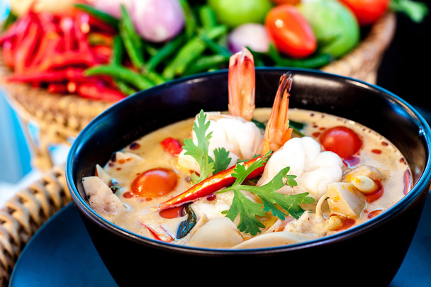 Tom Yum Goong - Sopa quente e picante tailandesa com camarão - Cozinha tailandesa
 - Foto, Imagem