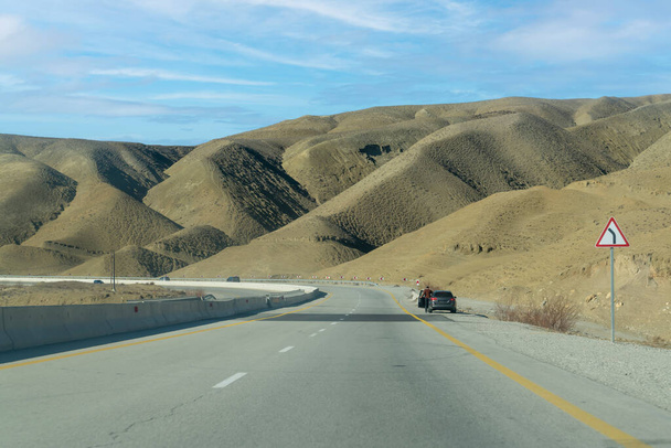 Route asphaltée dans la campagne azerbaïdjanaise et collines en arrière plan - Photo, image