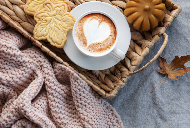Kopje koffie met seizoensgebonden herfstkruiden, koekjes en herfstdecor. Traditionele koffiedrank voor de herfstvakantie. - Foto, afbeelding