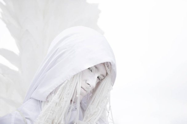 Un uomo in costume da angelo bianco con le ali close-up.Gotico angelo bianco. - Foto, immagini