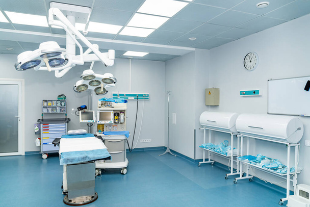 Sterile indoor clinical emergency ward. Modern medical professional hospital room. - Fotografie, Obrázek