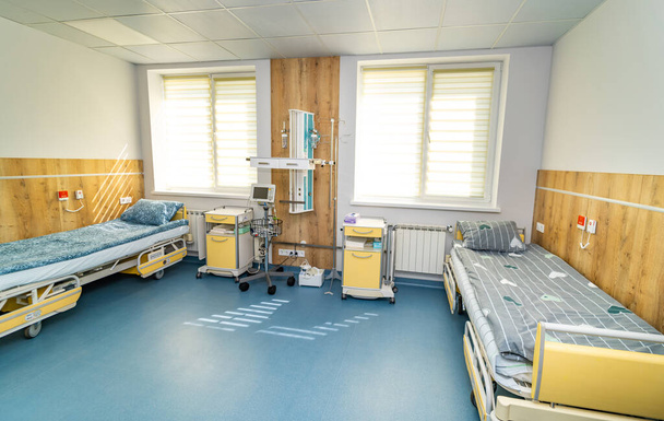 Empty comfortable sterile ward. Modern hospital recovery room. - Фото, изображение