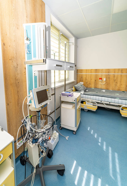 Interior of an empty emergency room. Recovery modern hospital room. - Фото, изображение